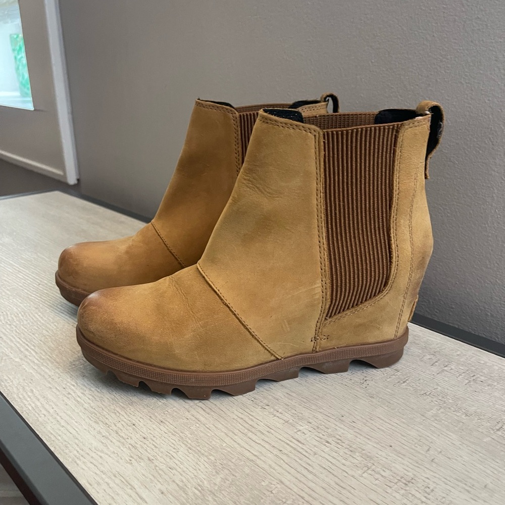 Sorel Joan Rhapsody Women’s Tan Wedge Chelsea Boots Booties Waterproof 8